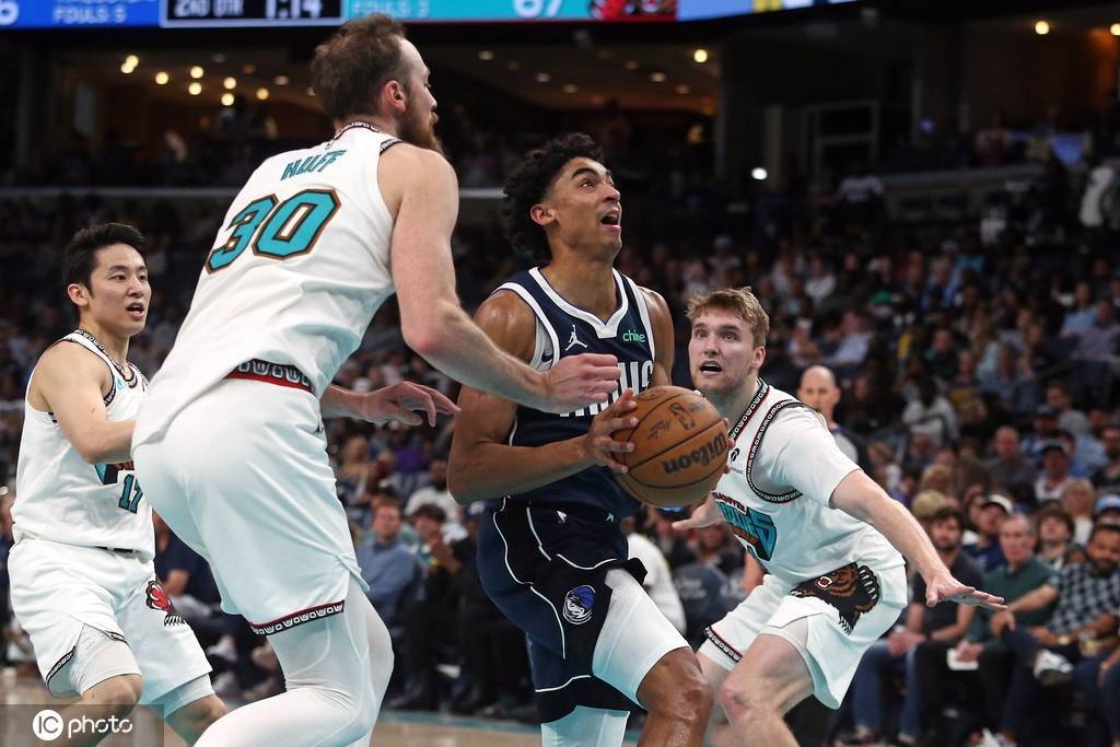 加福德20+7史蒂文斯31分 莫兰特浓眉缺阵灰熊胜独行侠